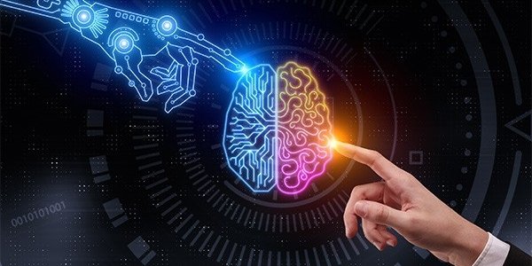 une main de robot et une main humaine touchent toutes deux un cerveau